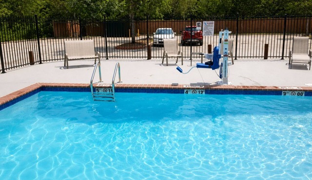 Bright Suite Stay w/Kitchenette & Gym Near LSU, Zoo & Baton Rouge River Center