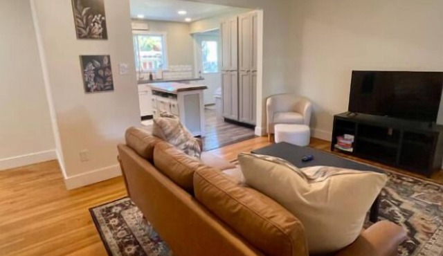 Bring the whole family—including your furry friends—to this cozy Casper retreat. Enjoy a fully equipped kitchen, fenced backyard, comfortable queen beds, and a quiet neighborhood close to shopping, dining, parks, and downtown Casper.