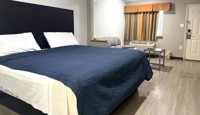 Budget-Friendly King Room | Thorne Stadium - 1.5 miles & IAH Airport -6.8 miles