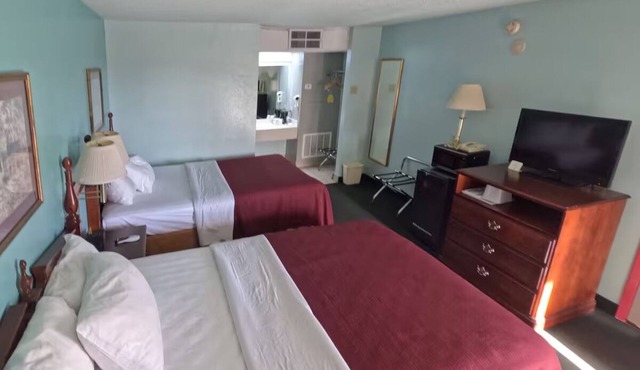 Budget-Friendly Room by I-40 – Great Overnight Stop w/Free Parking & Breakfast