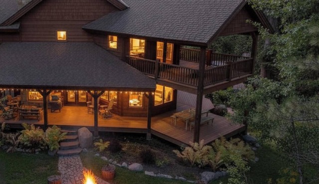Built for groups with full apartment, sleeps 13, patio + views