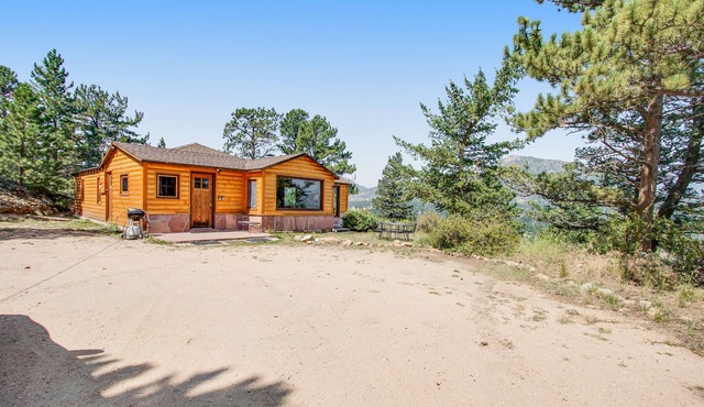 Cabin on 7 acres with glorious mountain views & wood fireplace