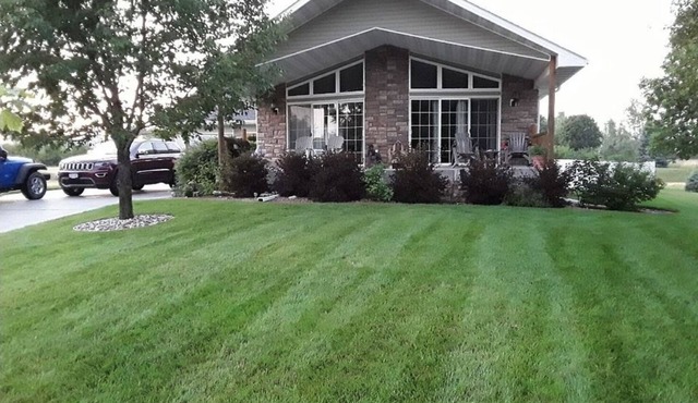 Cabin Vibes w/hot tub, game room and within walking distance of 2 golf courses.