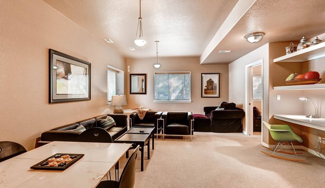 Cable TV, free WiFi, patio, washer dryer, private, close to everything