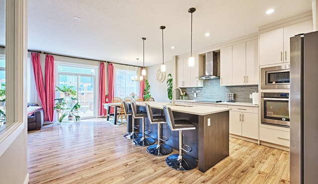 Calgary Mega-Home: 7BR, 2 Kitchens, 5 Baths! Groups, Family & Banff Getaway in Calgary