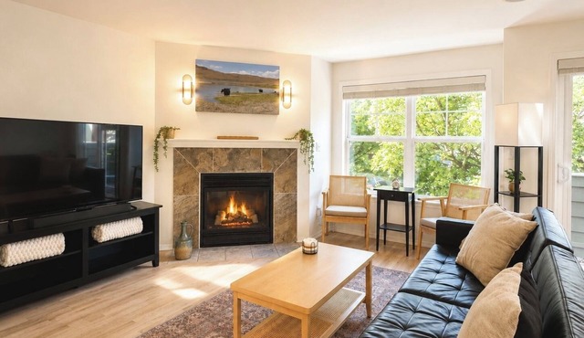 Central Ballard Townhome/Sleeps 8/Direct Bus Line to Stadium