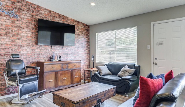 Central Location Private Backyard Modern & Spacious