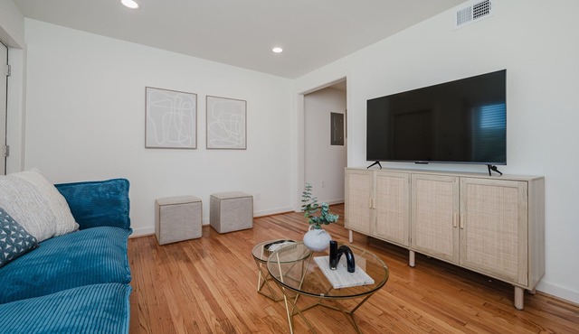 Central Suite C - 2 Bedrooms/Queen Bed/Parking
