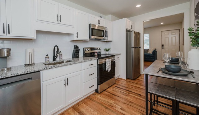 Central Suite E - 2 Bedrooms/King Bed/Parking
