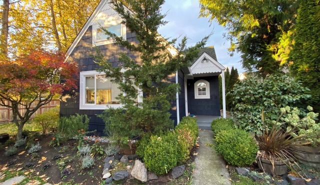 Charming 1-Bedroom Craftsman House with Fenced Yard in North Tacoma/Ruston