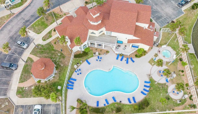Charming 1st floor 1-bedroom condo WiFi, Pool on enchanting North Padre Island