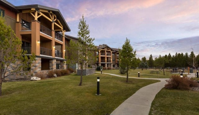 Charming 2-bedroom condo with WiFi, fitness room in amazing West Yellowstone in West Yellowstone