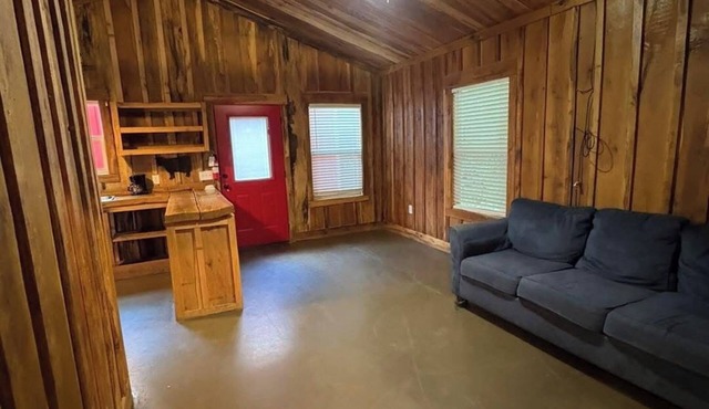 Charming 2-bedroom cabin in peaceful Malakoff on the lake with AC