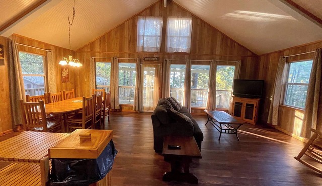 Charming 2-Bedroom Cabin with Full Kitchen, Vaulted Ceiling & Lake Views