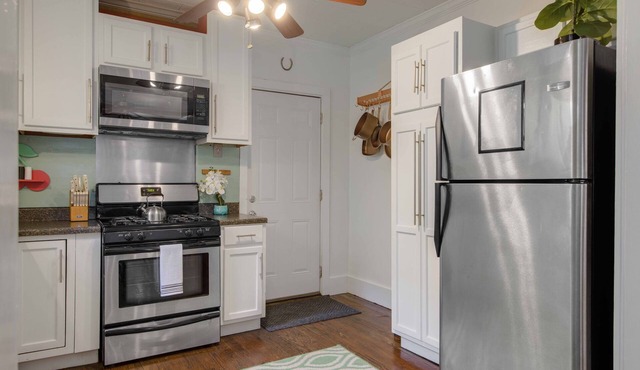 Charming 2-bedroom cottage in lovely Freetown, walk to Downtown