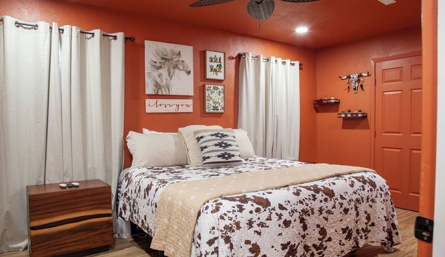 Charming 2-bedroom house in North Dallas -Fully Updated inc 2 dual monitor desks