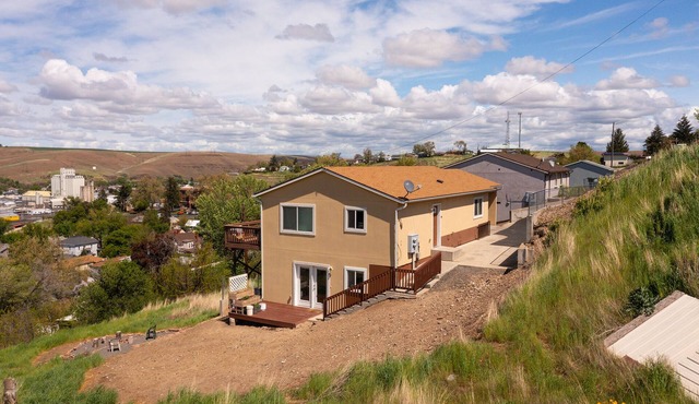 Charming 2-bedroom house atop Main Street