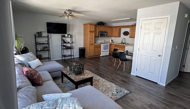 Charming 2-bedroom townhome with WiFi, AC and convenient location in Altoona .