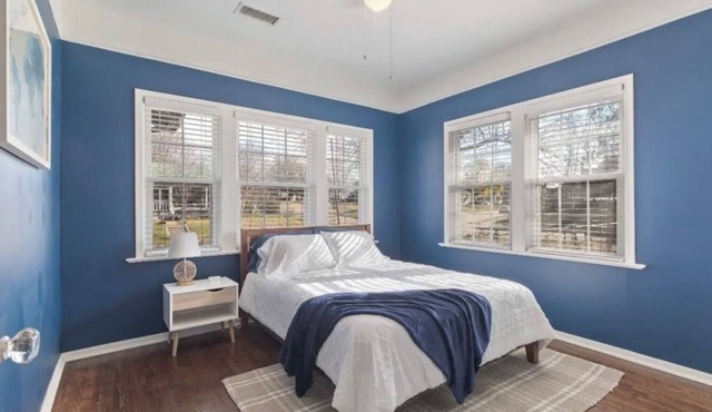 Charming 2-bedroom University Dormitory Craftsman