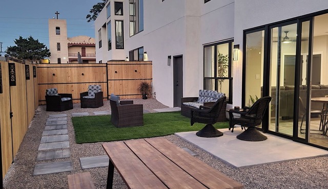 Charming 2-bedroom townhome in wonderful Downtown Albuquerque with Wi-Fi, AC,