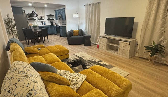 Charming 2-bedroom house with WiFi in Port Neches