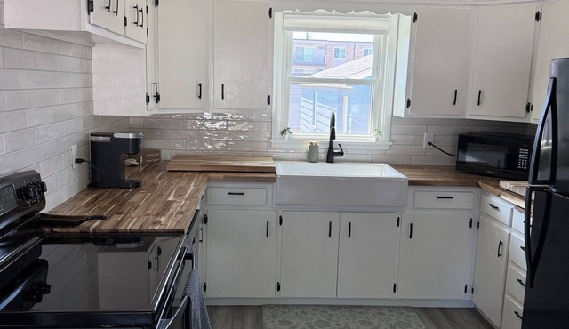 Charming 2-bedroom one level house, close to Sherman Park, zoo and downtown!