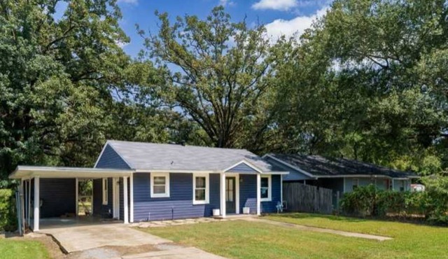 Charming 2-bedroom cottage in nice West Monroe with WiFi, AC