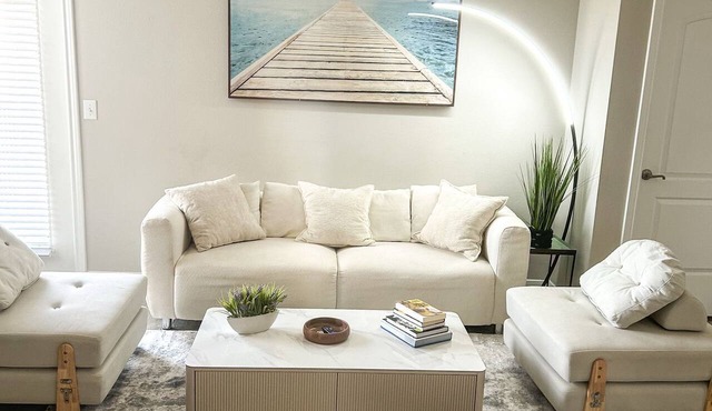 Charming 2BR/2BA Magnolia Pool Gym Oasis