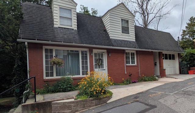 Charming 2BR Private Home in Downtown Bellefonte Near Penn State & I-80 in Bellefonte