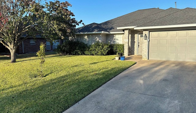 Charming 3-Bedroom Family Home in South College Station – WiFi, DirecTV & More!