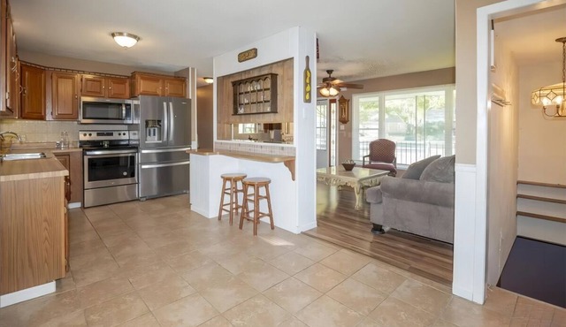 Charming 3-bedroom bungalow with fitness room, WiFi in soothing Topeka