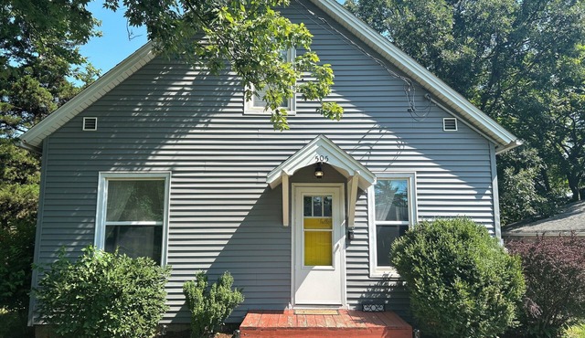 Charming 3-bedroom Cottage with AC, WiFi in lovely Eureka