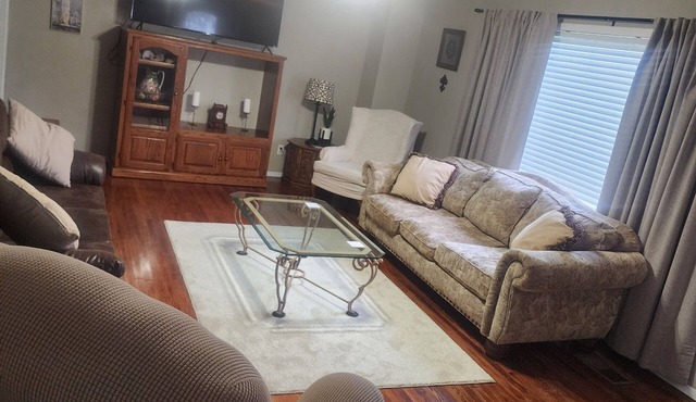 Charming 3-bedroom house with 65in smart tv, Wifi, and central heat/air in town!