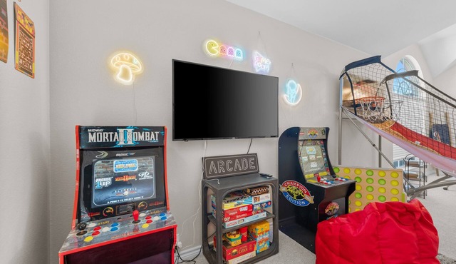 Charming 4-BD Home: Office & Arcade, Near PGA, Costco, 13 Min to Legacy West