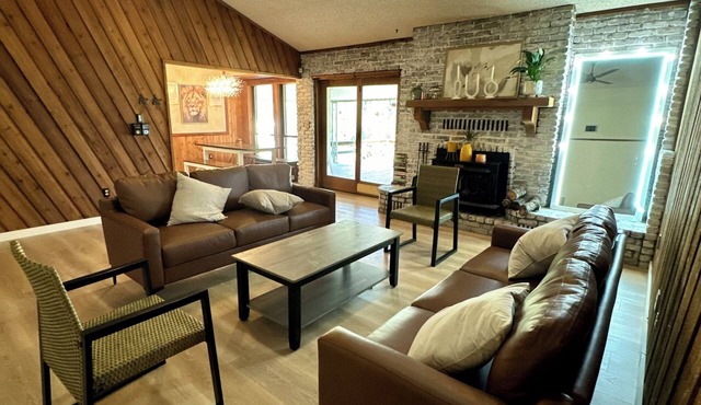 Charming 4-bedroom Farmhouse with WiFi, Fire Pit in Longview