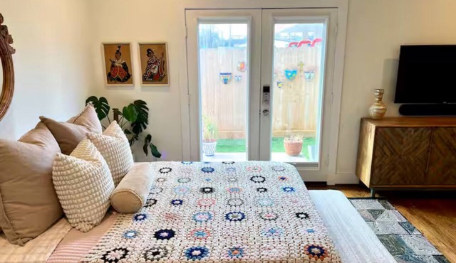 Charming Boho Getaway En Suite Room with Private Entrance