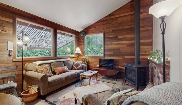 Charming cabin w/wifi, private backyard & convenient location