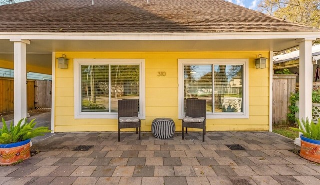 Charming Cottage Close to Kemah Boardwalk
