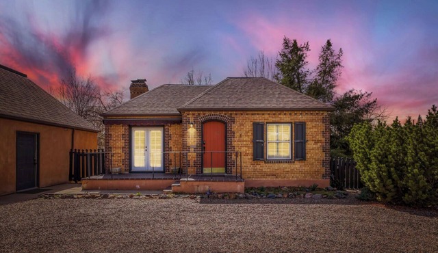 Charming Cottage, Pet-Free, AC, King Bed, Near Red Rocks, Licensed!