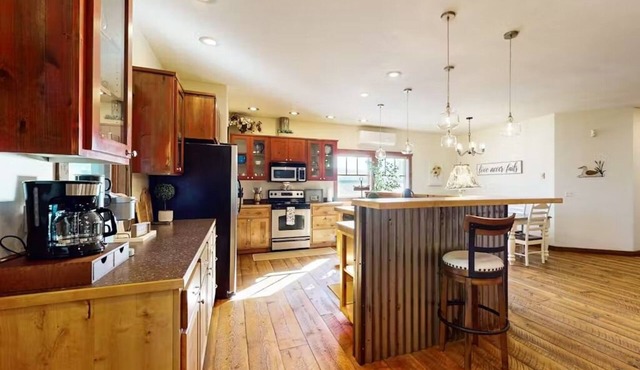 Charming Cozy Cottage with Arcade game and access to everything FUN! 25yrs +only