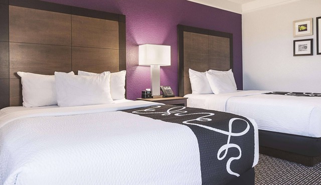 Charming Double Room at La Quinta Inns, Outdoor Pool, Near Wineries - 2 Units