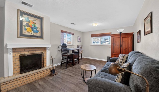 Charming East Denver Hideaway, Apartment in House