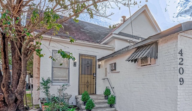 Charming flat on Washington Ave Strip Newly Renovated