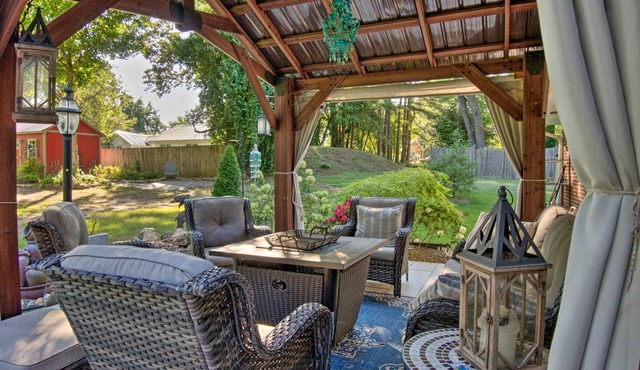 Charming Florence Getaway w/Fireplace & Grill!