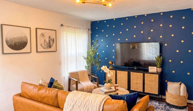 Charming Houston Oasis w/Huge Fenced Backyard