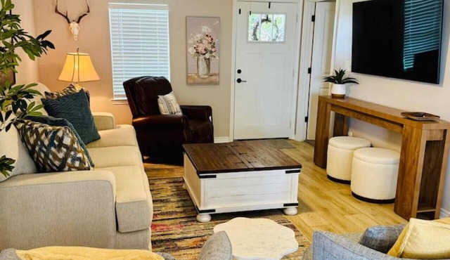 Charming & Luxe Cottage 3 BR 2 BA