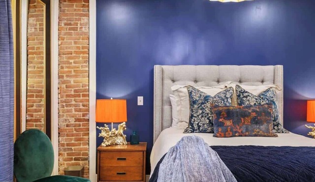 Charming Penthouse on Main Queen Bed MiniFridge
