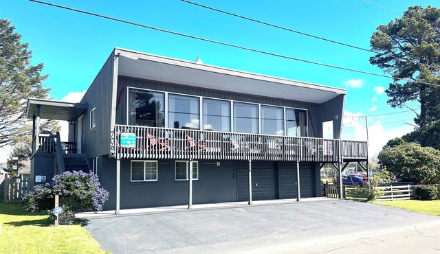 Charming Private Home - Walk to DT and the Beach!