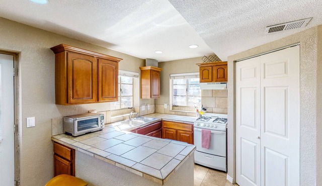 Charming Retreat - Central Location - Dog-Friendly