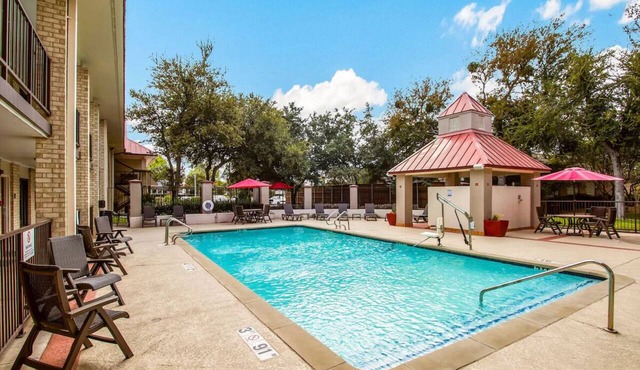 Charming Room with Outdoor Pool & Free Parking - Relaxing Stay